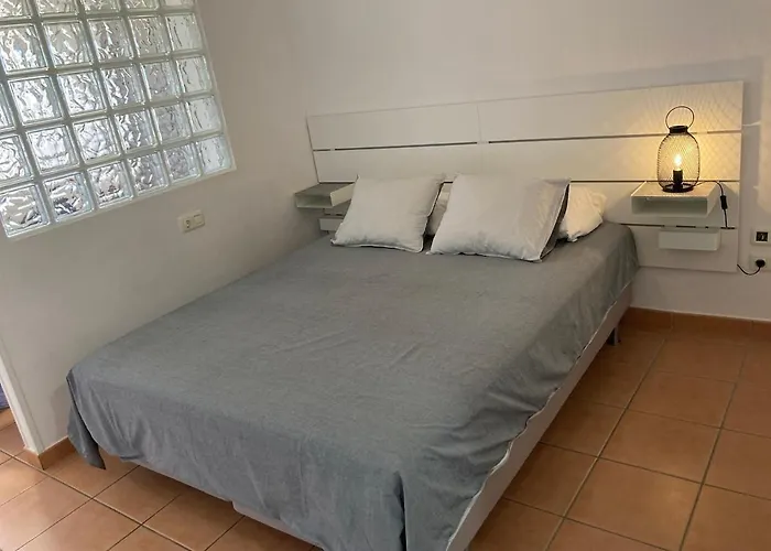 Fantastic Seafront With Sea Views & Pool *